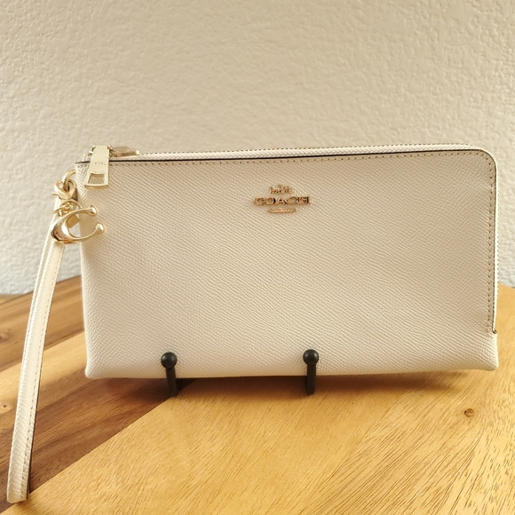 Coach Handbags - COACH CLUTCH IN EXCELLENT LIKE NEW CONDITION!